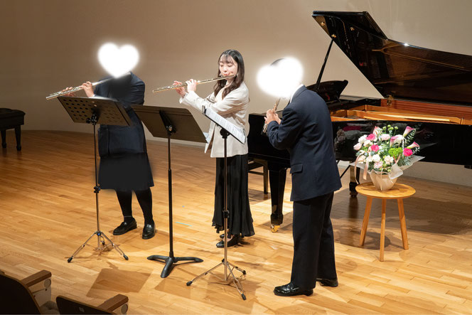 発表会のホールにてフルート3人が一緒に演奏している様子