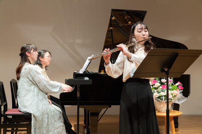 3人の先生が講師演奏として楽器に向かっている様子