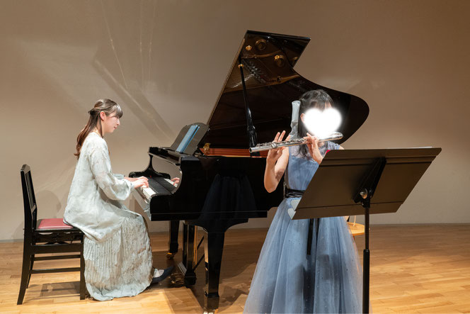 フルートの生徒と先生の伴奏で発表会演奏