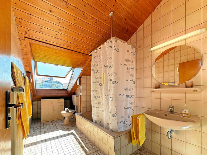 Badezimmer mit Badewanne inklusive Dusche