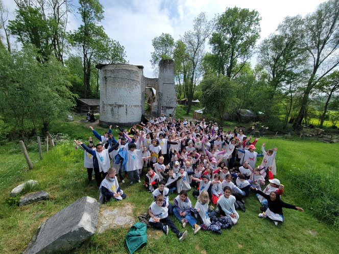 Un groupe scolaire d'une école proche de Valenciennes posant devant les vestiges du château d'Eaucourt