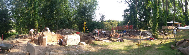Vue panoramique du chantier de fouilles archéologique au château d'Eaucourt fin août 2016