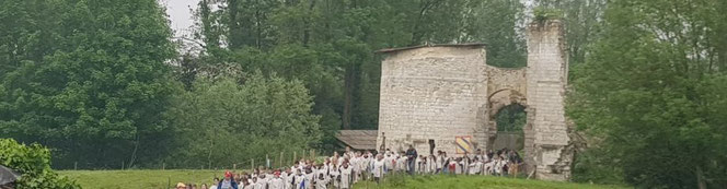 Les vestiges du château d'Eaucourt avec un groupe scolaire sortant du château