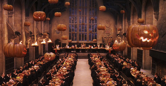 Les élèves dans la Grande Salle pour le banquet d'Halloween (Harry Potter à l'école des sorciers - 2001)