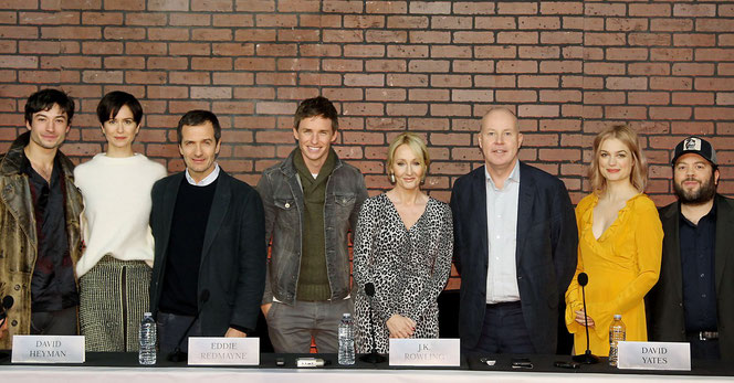 Les acteurs et l'équipe du film autour de JK Rowling lors de la conférence de presse (10 Novembre 2016)