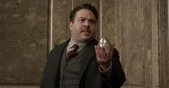 Jacob Kowalski (Dan Fogler) présentant un œuf à Norbert Dragonneau (Eddie Redmayne)