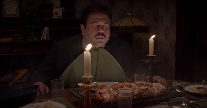 Jacob Kowalski (Dan Fogler) se régale dans l'appartement des Goldstein (Les Animaux Fantastiques - 2016)