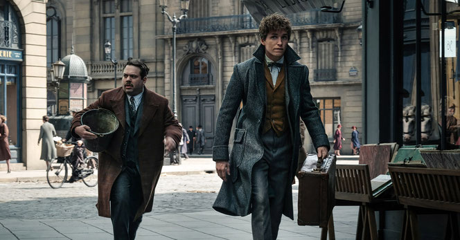 Norbert Dragonneau et Jacob Kowalski dans les rues de Paris (Les Animaux Fantasitques : Les Crimes de Grindelwald - 2018)