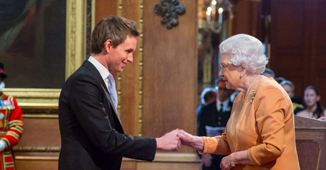 Eddie Redmayne et Elisabeth II (Getty Images - 02/12/2016)