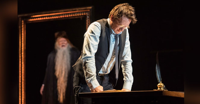 Harry Potter (Jamie Parker) devant le portrait de Dumbledore sur la scène du Palace Theatre