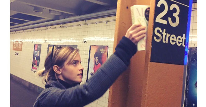 Emma Watson cache un livre dans le métro de New York (Twitter - @EmmaWatson)