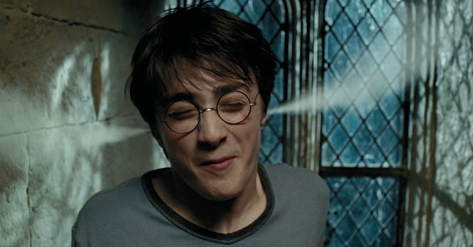 Harry Potter dans la salle commune de Gryffondor (Harry Potter et le Prisonnier d'Azkaban - 2004)