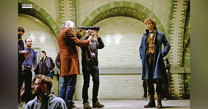 David Yates dirige Eddie Redmayne (Norbert Dragonneau) sur le plateau de tournage