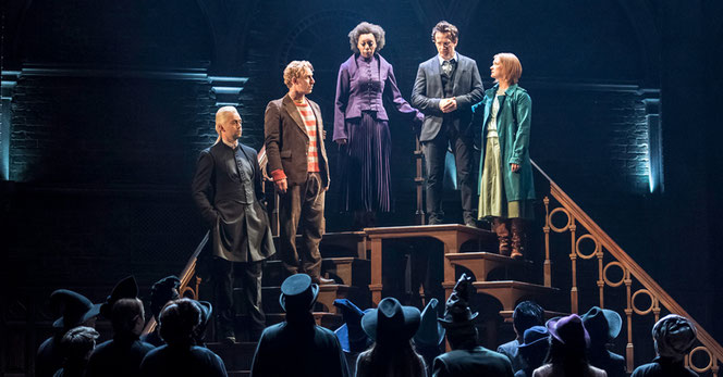 Drago Malefoy (Alex Price), Ron Weasley (Paul Thornley), Hermione Granger (Noma Dumezweni), Harry Potter (Jamie Parker), Ginny Weasley (Poppy Miller) sur la scène du Palace Theatre (The Cursed Child - 2016)