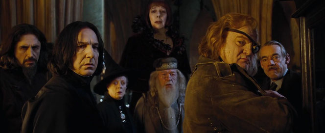 Karkaroff, Rogue, McGonagall, Mme Maxime, Dumbledore, Maugrey et Croupton dévisagent Harry (Harry Potter et la Coupe de Feu - 2005)