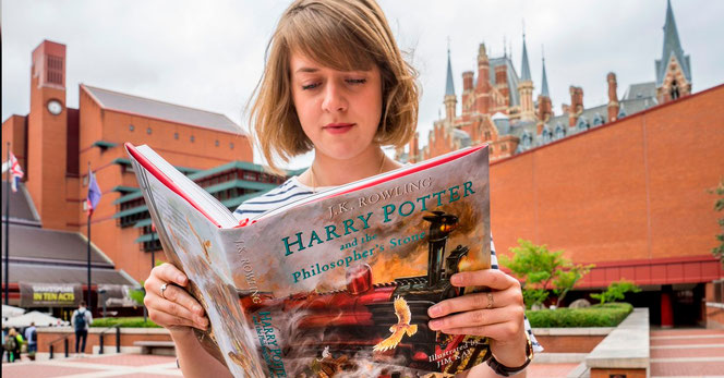 Une lectrice lit "Harry Potter à l'école des sorciers" devant la British Library