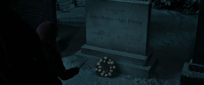 Harry et Hermione se recueillent devant la tombe de James et Lily (Harry Potter et les reliques de la mort - Partie 2 - 2011)