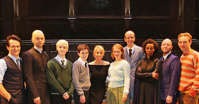 JK Rowling, John Tiffany et Jack Thorne en compagnie des acteurs de la pièce (@Pottermore)