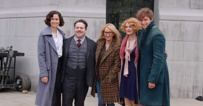 JK Rowling avec Katherine Waterston, Dan Fogler, Alison Sudol et Eddie Redmayne sur les lieux du tournage