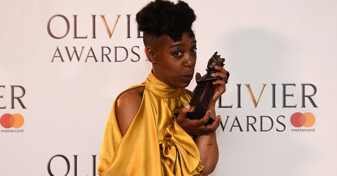 Noma Dumezweni avec son Olivier Award après la cérémonie (AFP/Getty Images)
