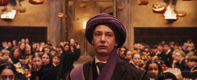 Le professeur Quirrell avertit les professeurs de la présence d'un troll dans les cachots. (Harry Potter à l'école des sorciers - 2001)