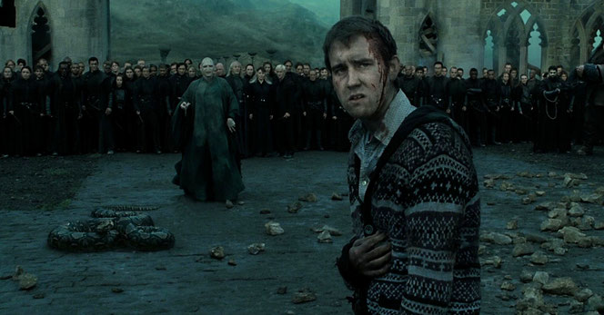 Neville Londubat (Matthew Lewis) face à Voldemort (Ralph Fiennes) dans "Harry Potter et les reliques de la mort - Partie 2" (2011) 