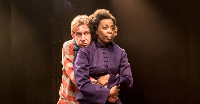 Hermione Granger (Noma Dumezweni) et Ron Weasley (Paul Thornley) enlacés sur la scène du Palace Theatre (The Cursed Child - 2016)