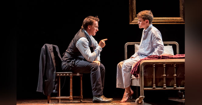 Harry Potter (Jamie Parker) et Albus son fils (Sam Clemmett) sur la scène du Palace Theatre