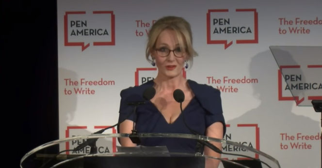 JK Rowling au PEN Literary Gala, le 16 mai 2016 au Muséum d'Histoire Naturelle de New York.