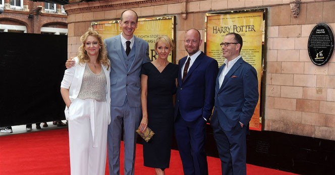 Sonia Friedman (toute à gauche) et Colin Callender (tout à droite), les producteurs de "The Cursed Child", au gala d'ouverture de samedi