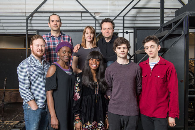 James Howard (Drago), Emma Lowndes (Ginny), Jamie Glover (Harry), Thomas Aldridge (Ron), Rakie Ayola (Hermione), Helen Aluko (Rose), Theo Ancient (Albus) et Samuel Blenkin (Scorpius) (de haut en bas, de gauche à droite)