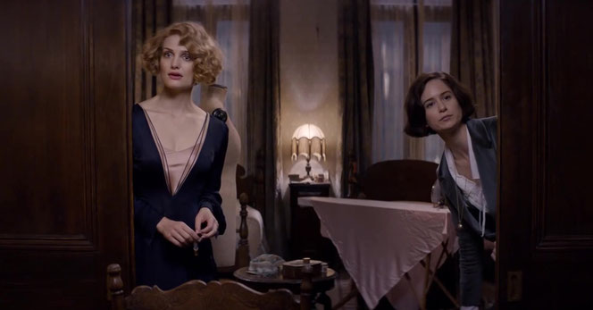 Queenie (Alison Sudol) et Tina Goldstein (Katherine Waterston) dans leur appartement (Les Animaux Fantastiques - 2016)