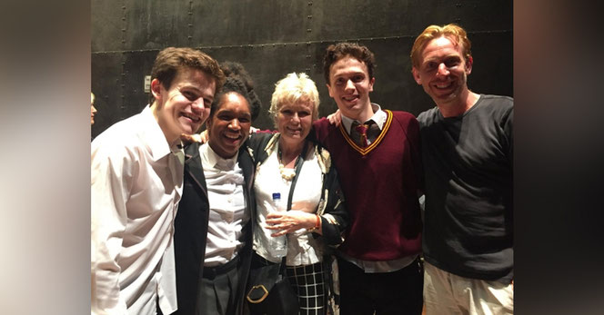 Sam Clemmett (Albus Potter), Cherelle Skeete (Rose Granger-Weasley), Julie Walters (Molly Weasley), Martin Johnson (doublure) et Paul Thornley