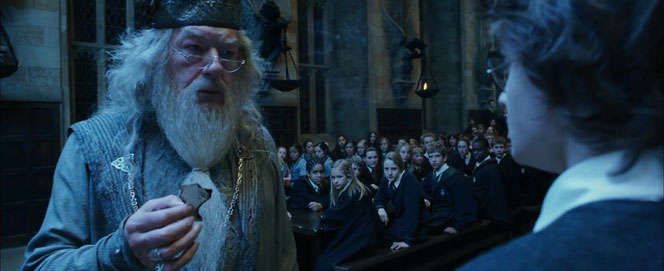 Harry affronte le regard de Dumbledore et de la Grand Salle (Harry Potter et la Coupe de Feu - 2005)