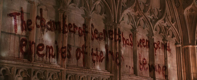 Inscriptions qui annoncent l'ouverture de la Chambre des Secrets (Harry Potter et la Chambre des Secrets - 2002)