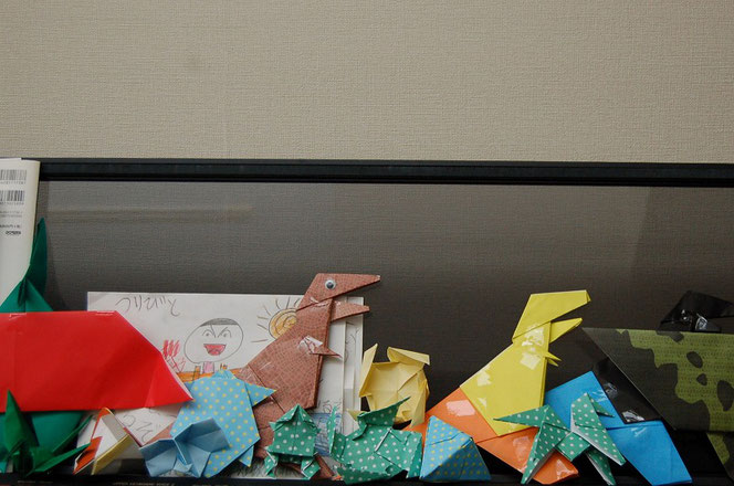 「せんせい、だれかほしい人にあげてー」といって続々と作品が搬入されておりますw
