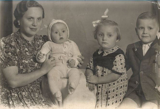 Unsere Mutter Marie Franziska, Gerti (Jahrgang 1942), Helga (Jahrgang 1940) und Helmut (Jahrgang 1938)
