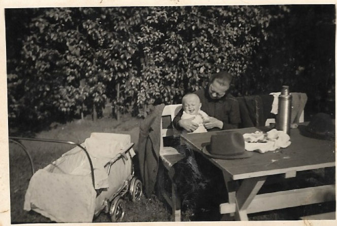 1941 n unserem Brünner Garten: Helga mit unserer Titz-Oma