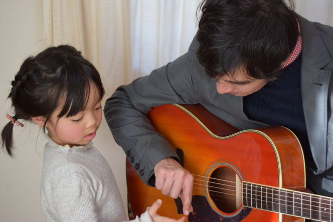 市川市キッズギター教室です♪今オススメのキッズギター始めてみませんか？指を使って弦を押さえたり弾いたり楽しみながら音程をとる訓練をしていきます。