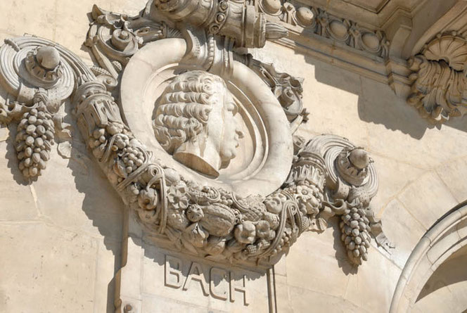 On the front of the Paris Opera, the plaque with Bach's portrait is very large. A half-wreath forms the lower area under the Bach motif.