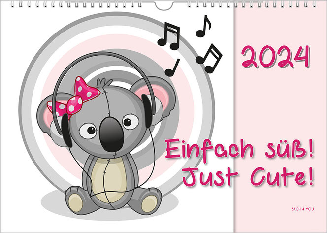 A music calendar for children in landscape format in the Bach Shop. In the three quarters on the left is a funny-painted bear wearing headphones. On the right is the year in a light pink field at the top and the title at the bottom.