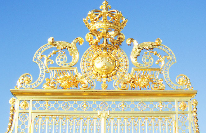CANCELLO DI VERSAILLES. ESTHER DALLA VALLE INSPIRATION. PALAZZO DI VERSAILLES. MARIE ANTOINETTE. DECORAZIONI DORATE. STILE BAROCCO. LUSSO E OPULENZA