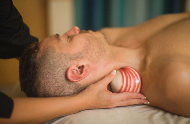 Neu Regeneration durch hochwertiges Rosenöl!Wellnessmassage 60 min.Preis 79 Euro