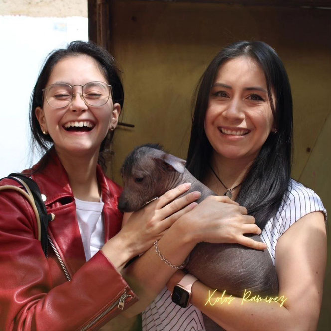 Ingrid y su sobrina recogiendo a Centli, la xoloitzcuintle (Foto tomada por Xolos Ramirez)