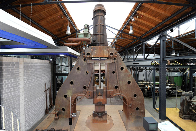 Ganz schön wuchtig: Der zehn Meter hohe Dampfhammer in der Dauerausstellung  des Industriemuseums in Oberhausen.