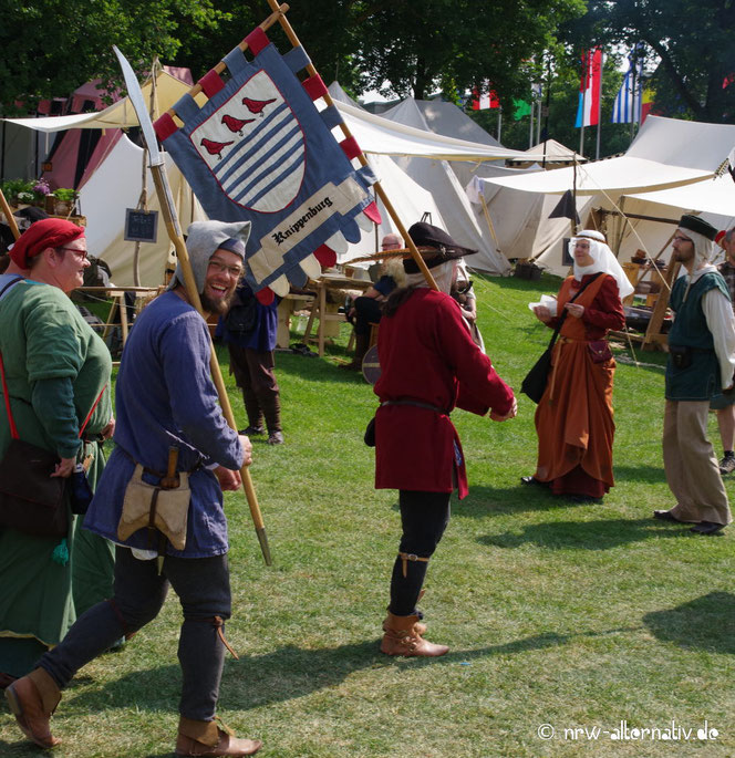 Gute Laune auf Schloss Broich von Darstellern des Pfingst-Spektakulums