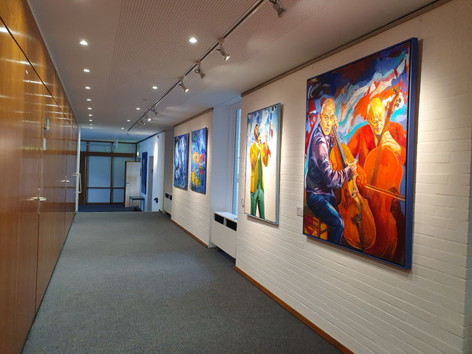 Bilder der Ausstellung „Colours of Jazz“ begleiteten die Teilnehmer auf dem Weg zum Seminarraum 