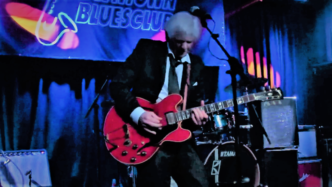 Vincent Moser an der Blues Gitarre im Downtown Bluesclub