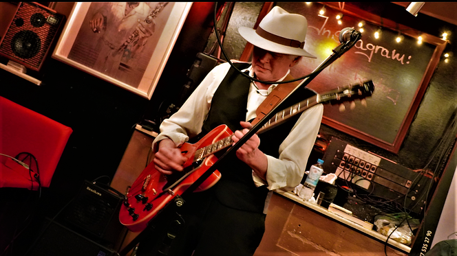 Vincent Moser an der Blues Gitarre im Cotton Club