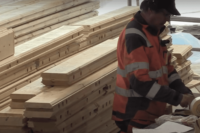 Produktion der Holzhäuser in massiver Blockbaiweise in Nordfinnland. Blockhausbau - Vertrieb  - Zimmereien für die Zusammenarbeit in Rheinland-Pfalz gesucht. Baufirma - Bauunternehmen - Bauplanung